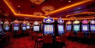 Fitur putaran gratis Wolf Gold dengan pengganda pembayaran ditampilkan di layar
